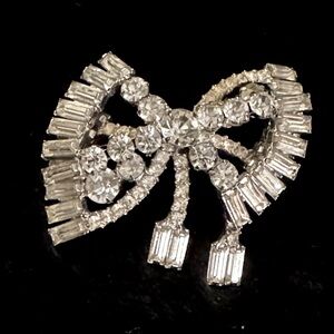 Sweet vintage crystal rhinestone bow brooch